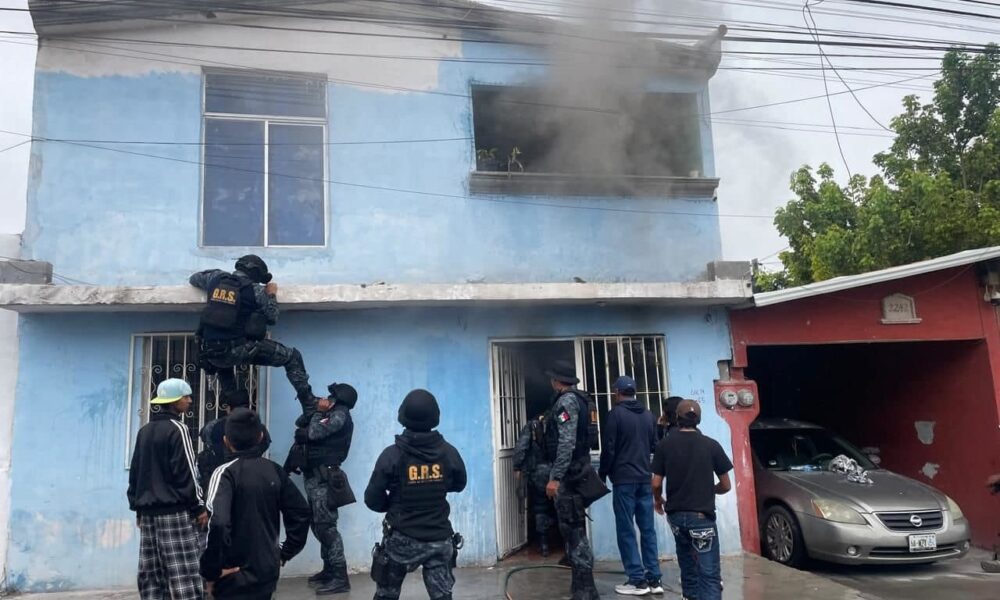 Rescatan a 3 niños y una joven luego de que su casa se incendiara en Loma Linda, Saltillo