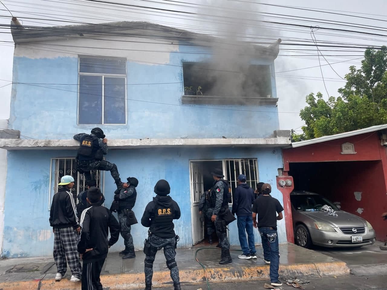 Rescatan a 3 niños y una joven luego de que su casa se incendiara en Loma Linda, Saltillo